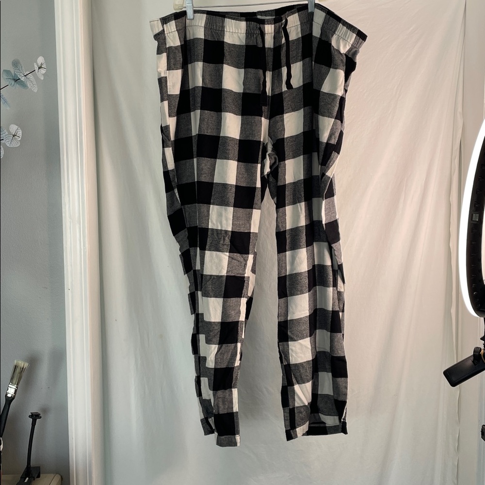 Women’s black white checkered pants/PJs